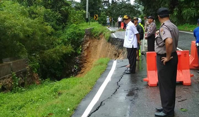 Foto Hati-hati, Jalan Nasional Padang-Painan Terban Digerus Sungai