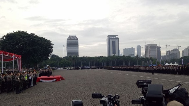 Foto Panglima TNI dan Kapolri Pimpin Apel Operasi Lilin 2017