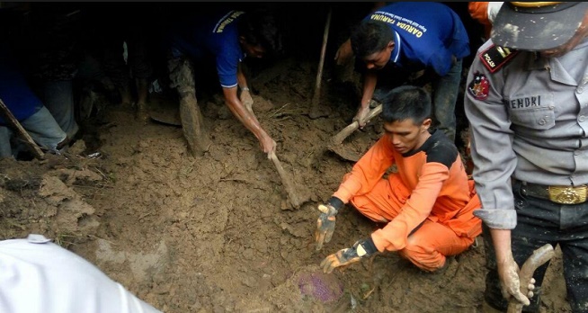 Foto Tim Relawan Akhirnya Temukan Jenazah Korban Longsor Sibarambang