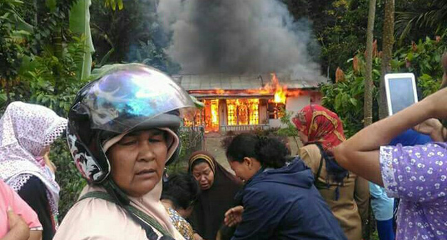 Foto Diduga Akibat Arus Pendek, Rumah di Guguak Sarai Terbakar
