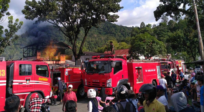 Foto Tiga Rumah di Rawang Padang Selatan Ludes Terbakar