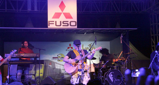 Foto Road Show di Suka Fajar, Iwan Fals Nyanyi Gamaik