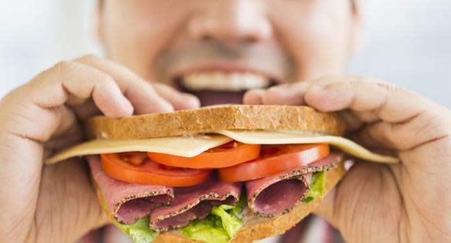Foto Makan dengan Cepat Ternyata Berisiko Penyakit Jantung, Diabetes Hingga Stroke