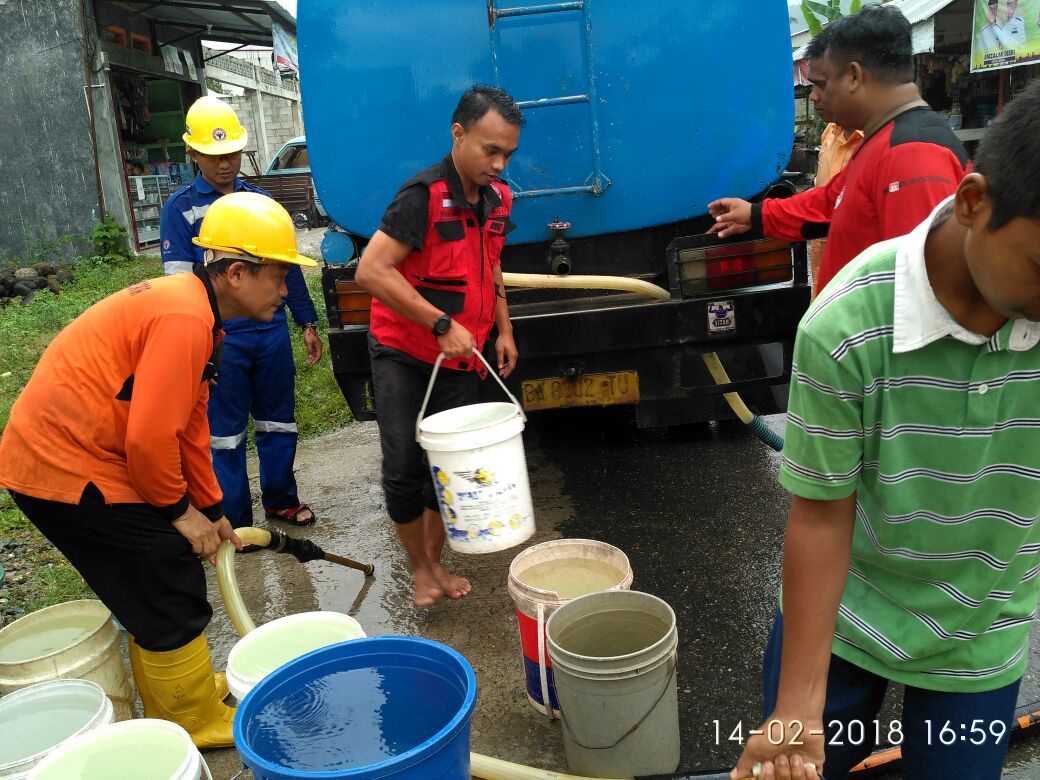 Foto TRC Semen Padang Distribusikan Air Bersih ke Wilayah Kekeringan
