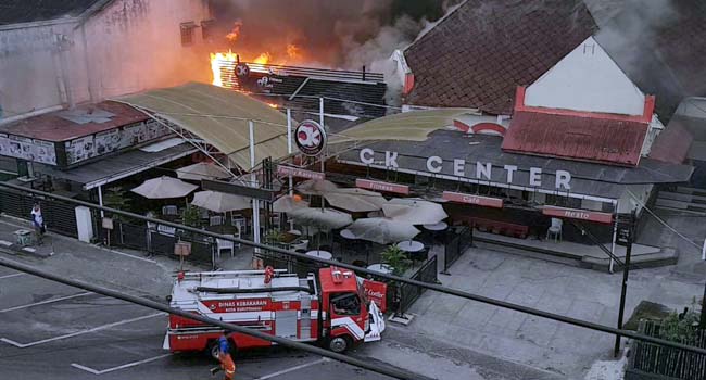 Foto Kafe dan Restoran di Bukittinggi Terbakar, Kerugian Ratusan Juta