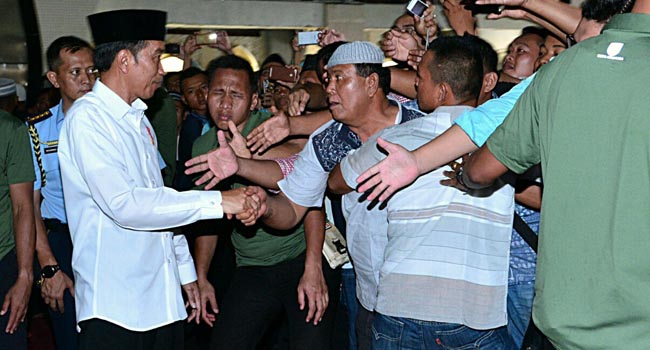 Foto Jokowi Serahkan Sertifikat Masjid dan Musala di Sumbar