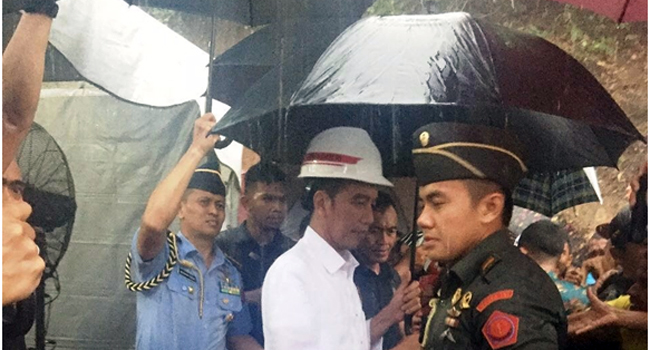 Foto Presiden  Berhujan-hujan bersama Warga Tanah Datar
