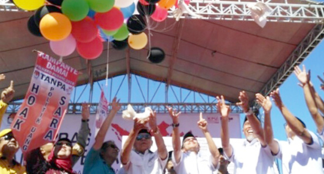 Foto Dua Paslon Deklarasikan Pilkada Padang Damai