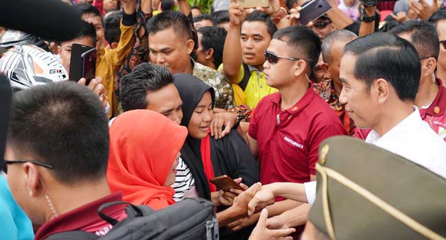 Foto Presiden Jokowi Bagikan Rastra Hingga Sertifikat Tanah