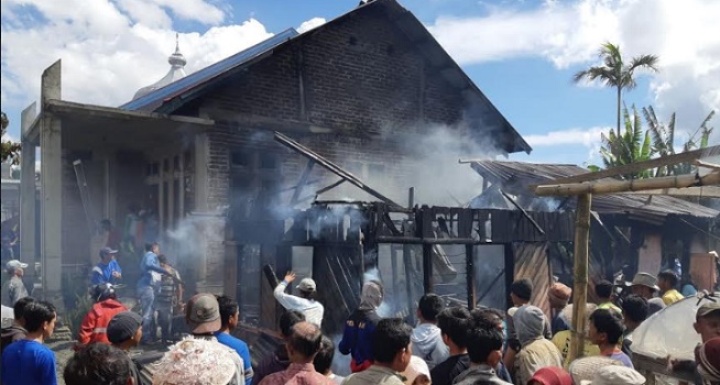 Foto Kebakaran, Rumah Semi Permanen di Alahan Panjang Jadi Arang