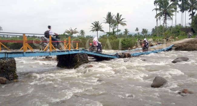 Foto Meski Penuh Risiko,  Masyarakat Terpaksa Lewati Jembatan Janjang Kambing 