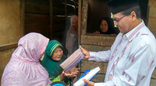 Foto Tinggal di Gubuk Derita, Nurma Rawat  Dua Anak Kelainan Jiwa