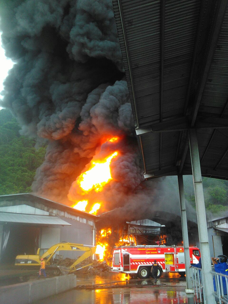 Foto Sudah Tujuh Jam, Api Masih Berkobar di Pabrik Karet