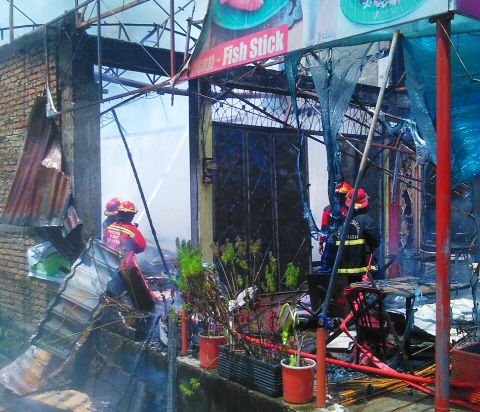 Foto Rumah Makan di Kawasan Simpang Tinju Terbakar