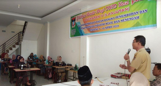 Foto Disnakerin Padang Beri Pelatihan Bordir untuk IKM