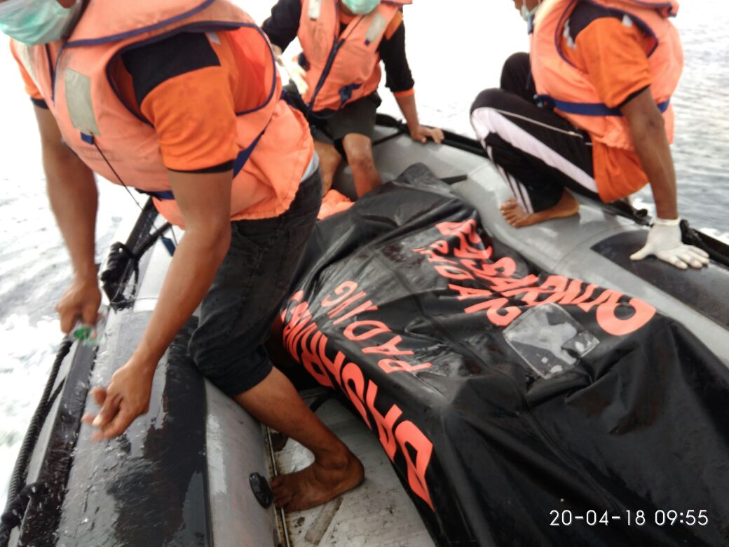 Foto Jasad Pria Tanpa Identitas Mengapung di Perairan Padang