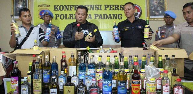 Foto Diduga Oplosan, Ratusan Botol Miras Diamankan Polresta Padang
