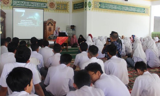 Foto Ustazah Malaysia Ceramah Israk Mikraj di SMA Adabiah