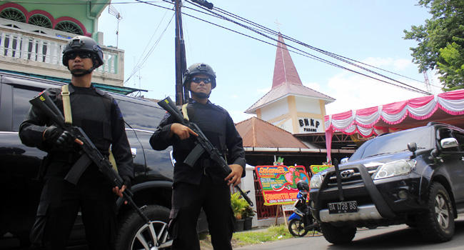 Foto Brimob Amankan Gereja-gereja di Padang