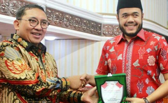 Foto Fadly Amran Terima Penghargaan dari LIRA