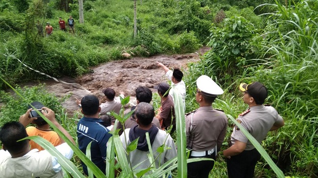 Foto Balimau, Warga Solok Selatan Hanyut Terbawa Air Bah