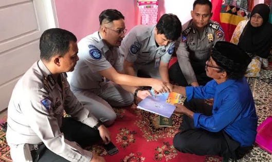 Foto Jasa Raharja Serahkan Santunan Pejalan Kaki Korban Tertabrak Moge