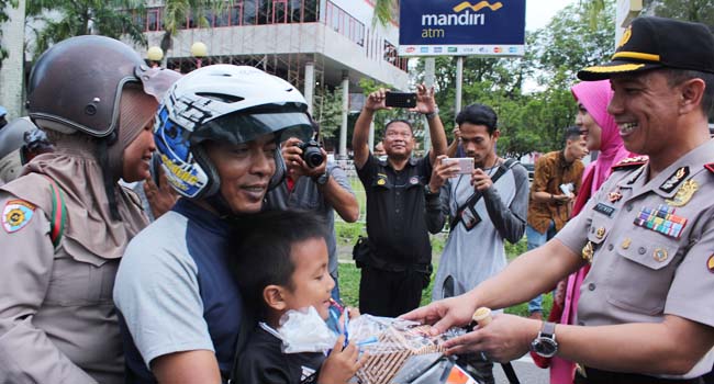 Foto Kapolresta dan Dandim Kompak Bagikan Takjil di Padang