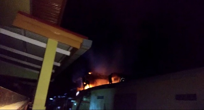 Foto Dua Rumah di Belimbing Terbakar di Malam Buta
