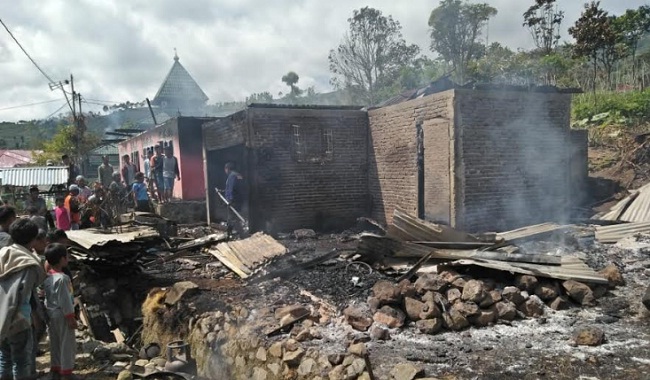 Foto Dua Rumah Terbakar di Nagari Koto Laweh