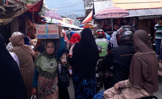 Foto  Jelang Lebaran, Pasar Padang Panjang Penuh Sesak