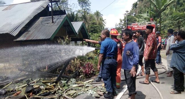 Foto Dua Rumah di Tanjung Raya Ludes Terbakar