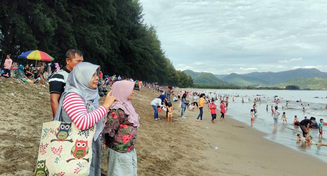 Foto Keramaian Pantai Sago tak Kalah dengan Carocok