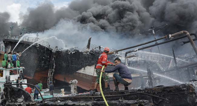 Foto Kapal Terbakar, Sejumlah ABK Belum Ditemukan