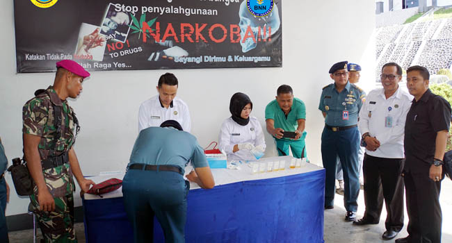 Foto Prajurit Lantamal II Padang Ikuti Tes Urine, Ini Hasilnya