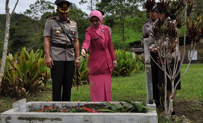 Foto HUT Bhayangkara, Polres Solok Ziarah ke Taman Makam Pahlawan