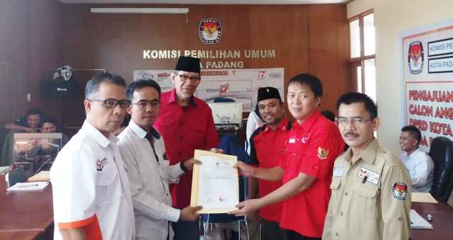 Foto PDIP Mendaftar ke KPU Padang