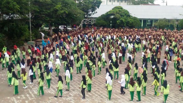 Foto Ribuan Pelajar Yayasan Kartika Jaya Siap Pecahkan Rekor Muri