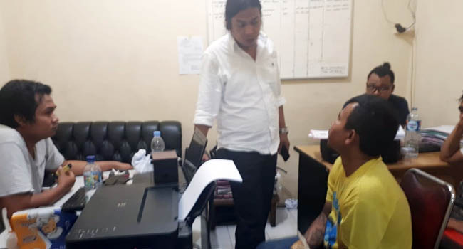 Foto Tersangka Pencurian Ponsel dan Penadah Ditangkap di Padang