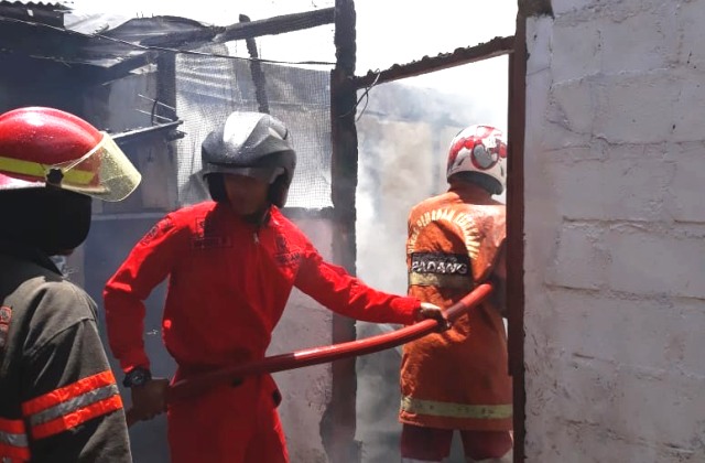 Foto Dua Rumah di Pampangan Hangus Terbakar