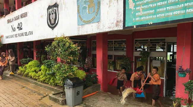 Foto Pasca Banjir, Murid SD di Jondul Bersihkan Sekolah