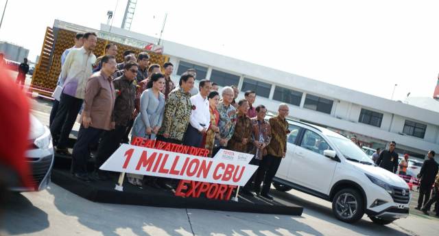 Foto Jokowi Lepas Ekspor Perayaan 1,3 Juta Unit Mobil Toyota