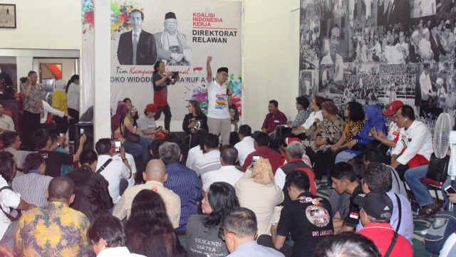 Foto Ikuti Pengundian Nomor Urut Capres, Begini Ekspresi Relawan Jokowi