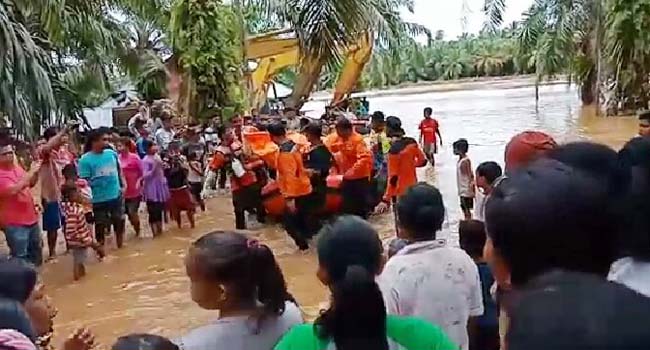 Foto Banjir, Mayat Laki-laki Ditemukan Tersangkut di Aliran Sungai
