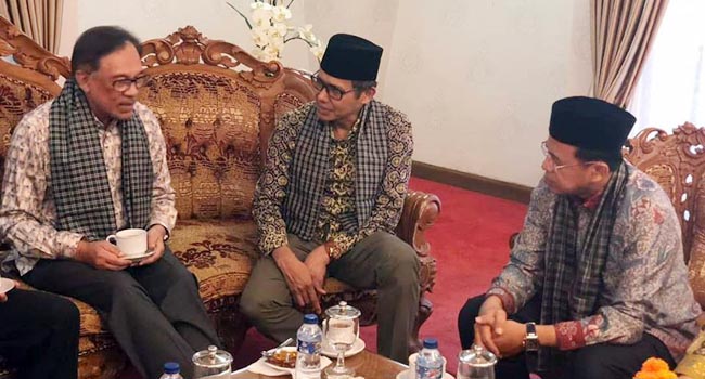 Foto Kuliah Umum di UNP, Anwar Ibrahim Kagumi Banyak Tokoh Minang