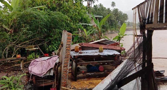 Foto Longsor dan Banjir, Listrik Padam Total di Pasaman