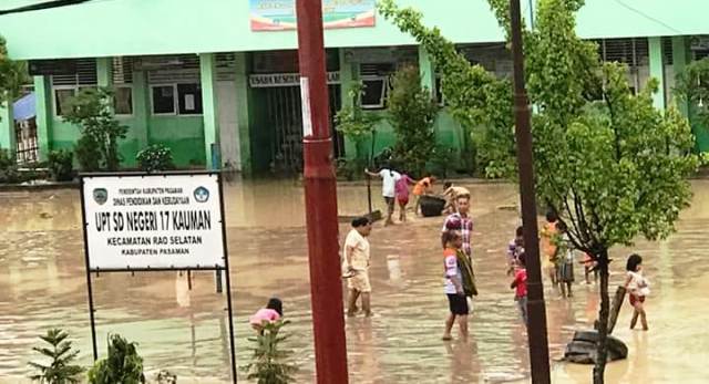 Foto Banjir di Pasaman, Proses Belajar Mengajar Terhenti