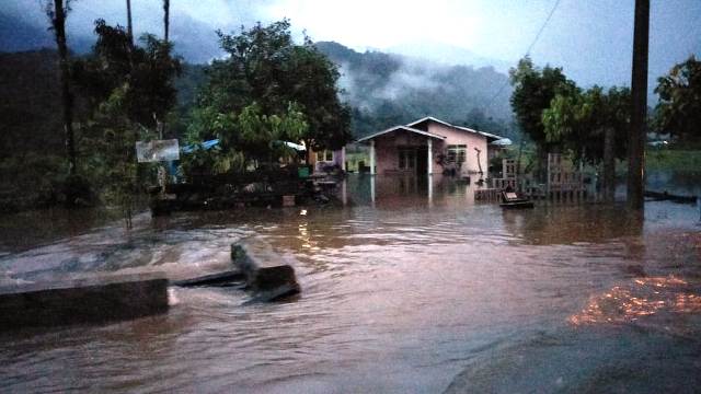 Foto 10 Kecamatan di Pasaman Masih Terendam Banjir, Kerugian Tengah Didata