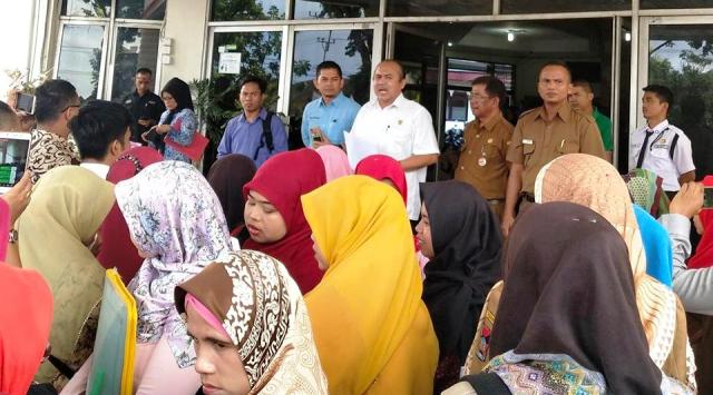 Foto Ratusan Pelamar CPNS Demo di DPRD Padang