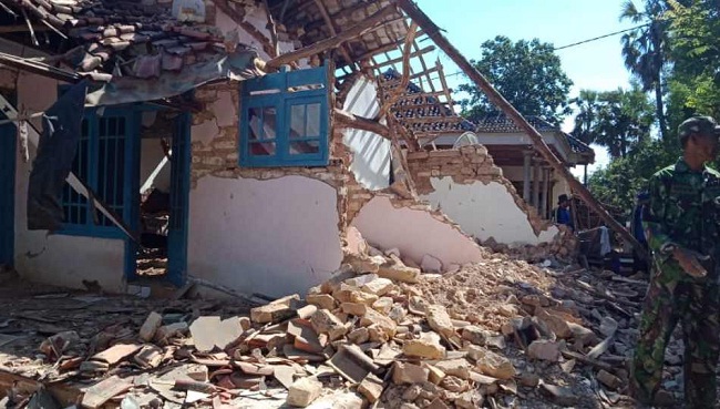 Foto Gempa 6,3 di Situbondo; Tiga Tewas, Sejumlah Rumah Rusak