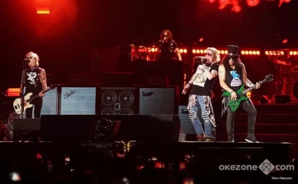 Foto Tutup Konser di Jakarta, Axl 'Rose' Sampaikan Terima Kasih